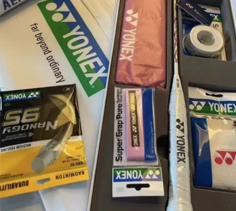 个人闲置  尤尼克斯羽毛球拍天斧100zz...