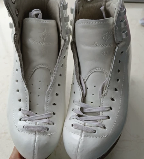 初级滑冰鞋 自取 或者到付??轻微使用痕迹...