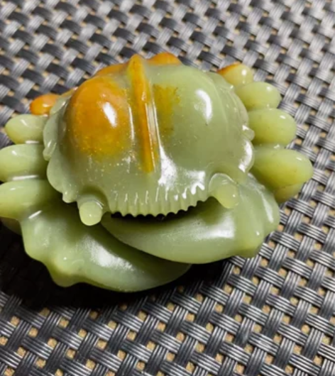 精品和田玉 和田玉沙枣青，雕刻螃蟹? 寓意...