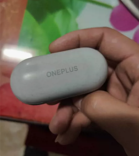 一加buds z灰色，充电仓一直没戴壳成色...