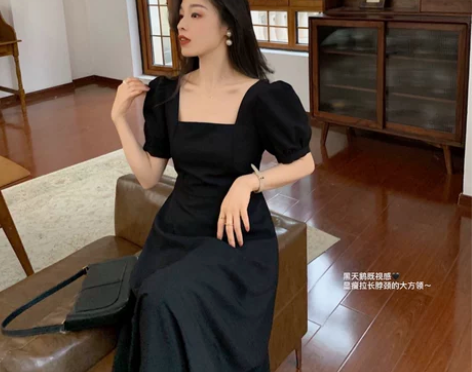 南瓜谷【现货】红与黑裙~连衣裙法式显瘦方领...