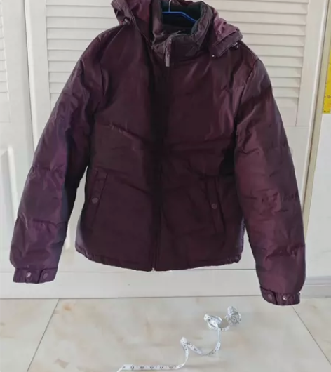 男士羽绒服，紫色，帽子可拆卸，平铺测量衣长...