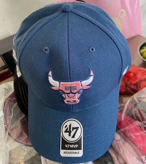 姐姐在帽子厂上班的 好多都是出口的帽子  ...