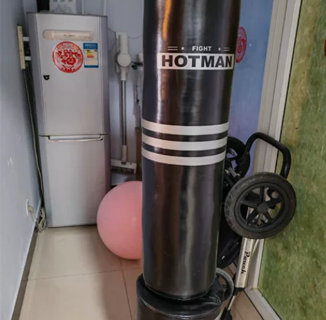 拳击沙袋，立柱沙袋，下面是吸盘加注水，比较...