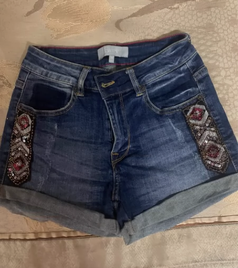 女士短裤，M码，穿过几次，小了穿不了了，便...