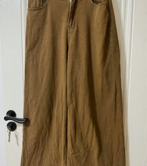 出一件棕色阔腿裤 颜色非常复古，也可搭美拉...