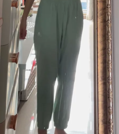 阿迪达斯，绿色透气运动裤，这款很轻薄，但是...