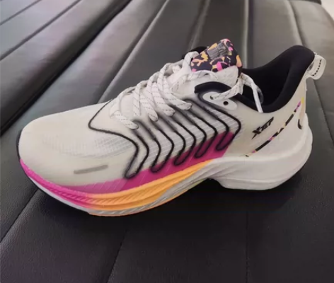 特步騛速3.0女款跑步鞋，专柜正品，两个颜...