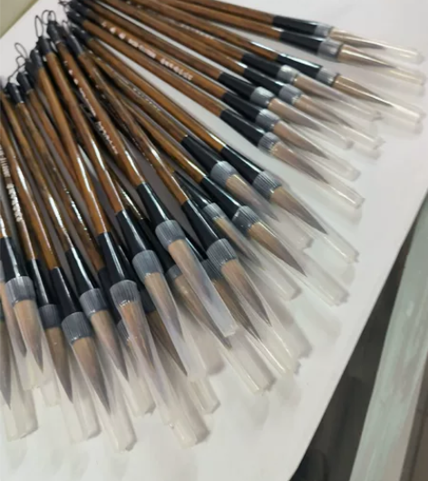 小狼毫毛笔，笔锋大约5厘米，适合写6—9厘...