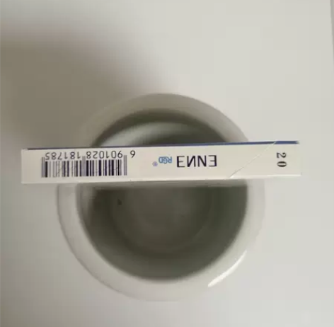 瓷器笔筒，产地不详年限不详，当摆件出售，实...