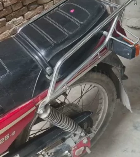 豪爵125跨骑摩托车，正常行驶，灯亮转速表...