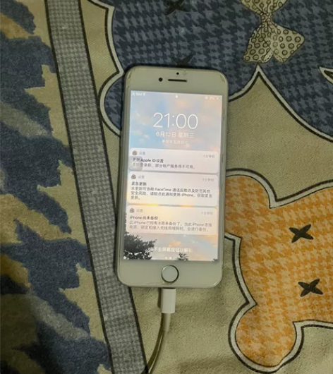 iPhone 8，外壳有刮痕 感兴趣的话点...