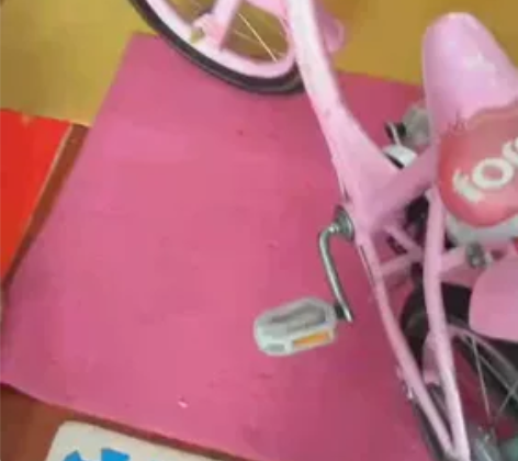 1.粉色上海永久儿童自行车14寸无辅助轮，...