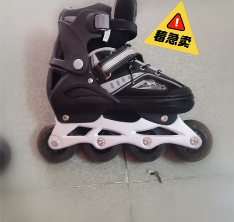 出一双黑色旱冰鞋，具有可调节的尺寸（36-...