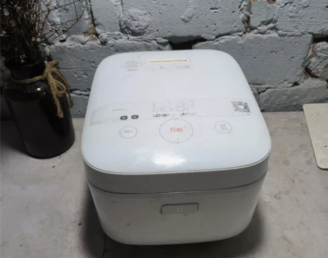 七八成新左右米家小米IH多功能电饭煲便宜卖，品相如图，有灰没...