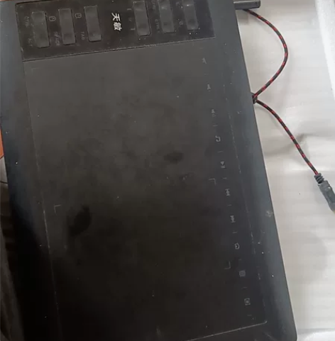 天敏手绘板8成新，功能一切正常。正常使用磨...