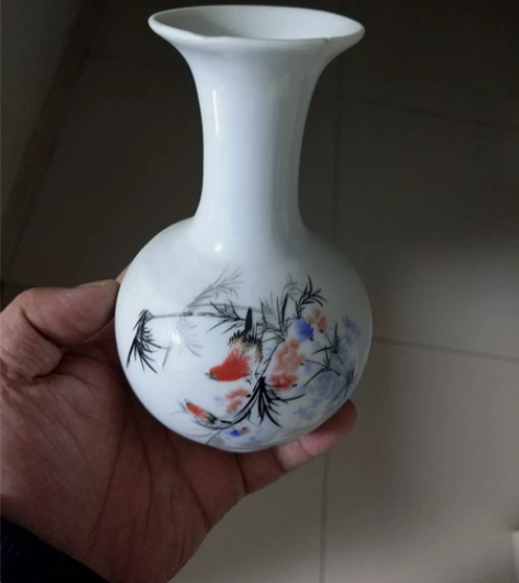 创汇时期小瓶,口沿一小飞皮如图,其余全品。...