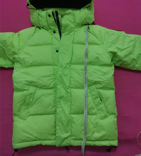 出绿色的羽绒服，没有穿几次，这款羽绒服颜色...