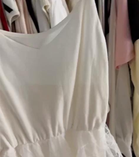 白色吊带连衣蛋糕裙 腰围：62 裙长：12...