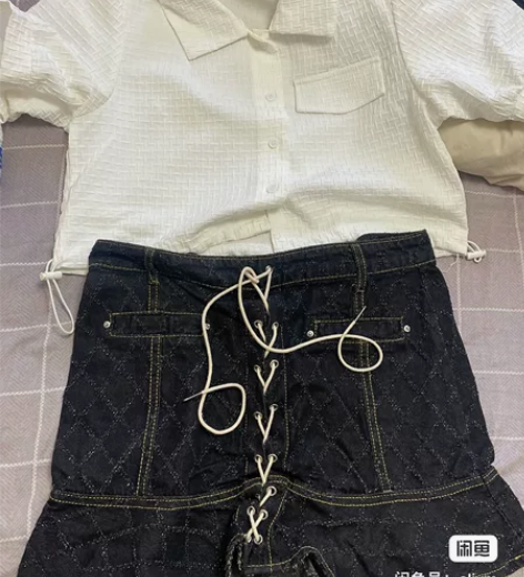 出女装 白色华夫格短上衣+黑色牛仔裙 套装...