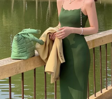 酒午港风复古2022春夏款方领珍珠吊带裙性...