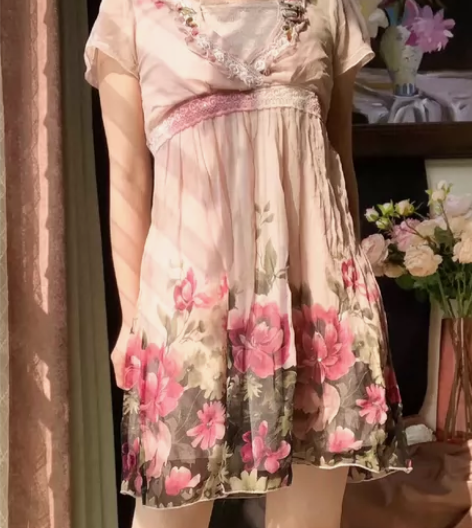 粉色桑蚕丝连衣裙 领口是花朵，蕾丝，钉珠相...