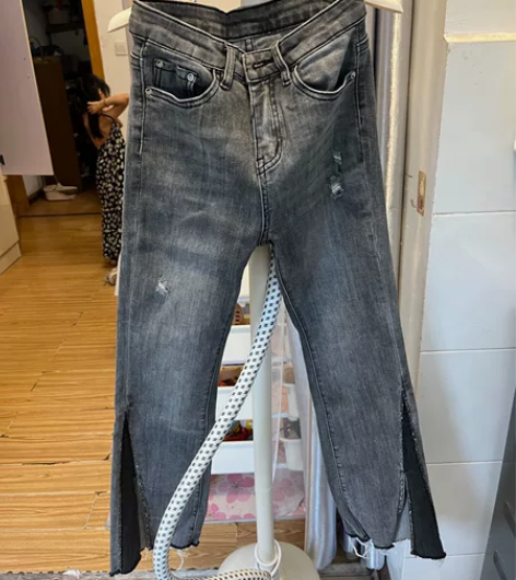 重工钻钻微喇叭开叉牛仔裤，有点烟灰色的感觉...