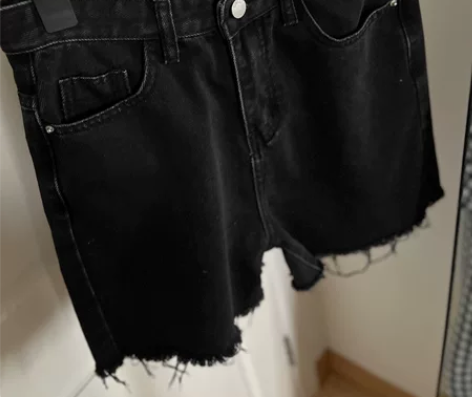 黑色牛仔短裤宽松显瘦 M码，腰围68cm左...