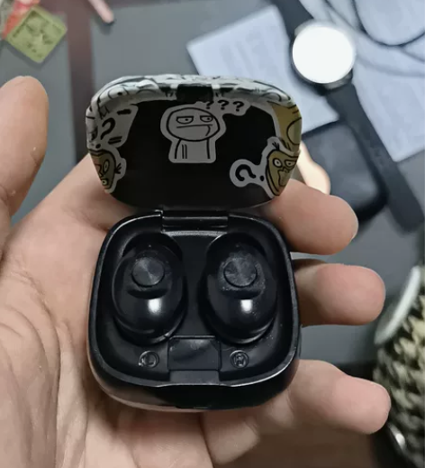 纽曼几乎无划痕，机器出贴纸可以撕掉，没有任...