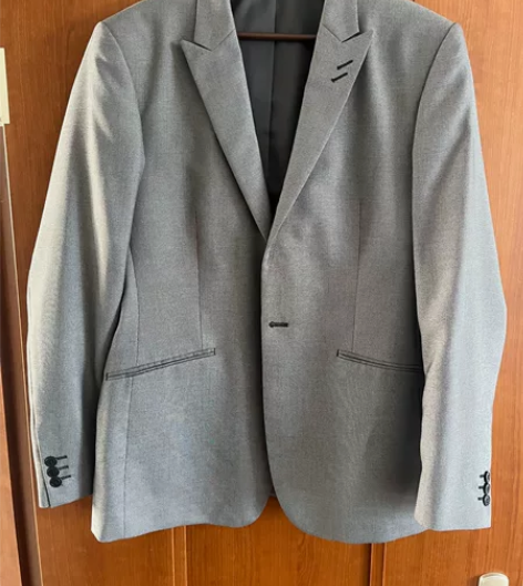 男士西装，个人闲置，尺码小了穿不上了，低价...
