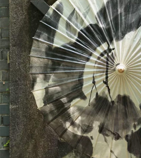 非遗匠人手工作品，伞面绘制了山水画图案，古...