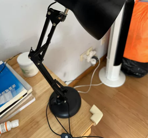 闲置台灯 几个挡可以调节 光线颜色和亮度