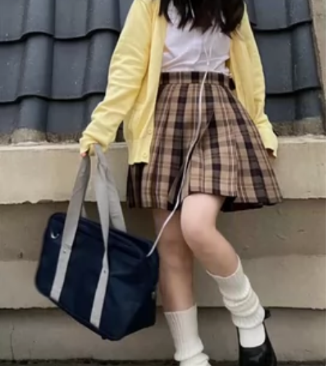 棕色jk群，不会搭配出掉，没穿过 感兴趣的...