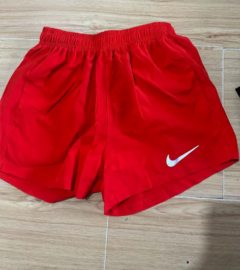 出耐克品牌的红色短裤，颜色鲜艳，款式经典，...