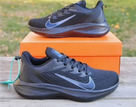 实体店不干了！剩下十几双全新耐克跑步鞋运动...