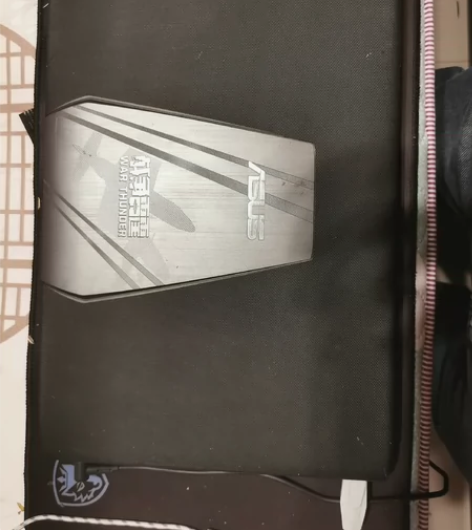 华硕飞行堡垒笔记本电脑，拆机换高分辨率屏幕...