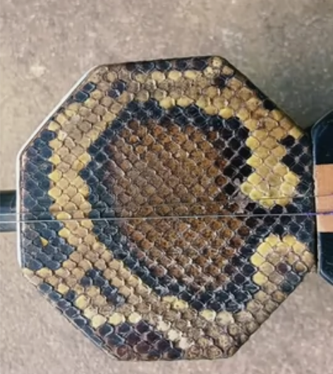 老八角二胡一把,有些年头了,木质应该是柞木...