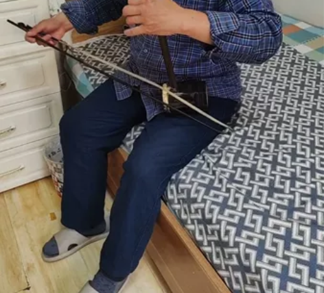 二胡是老爸多年的心爱之物，虽然有点旧，但音...