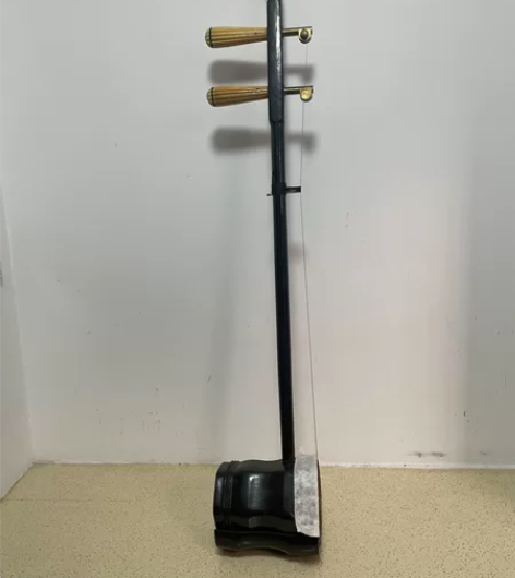 老二胡 孩子上高中 闲置下来一把起步琴。个...