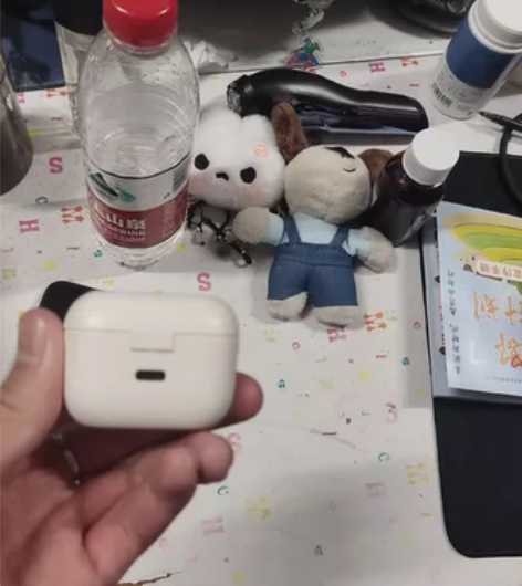 大三学生出自用耳机 型号：漫步者 少了一个...