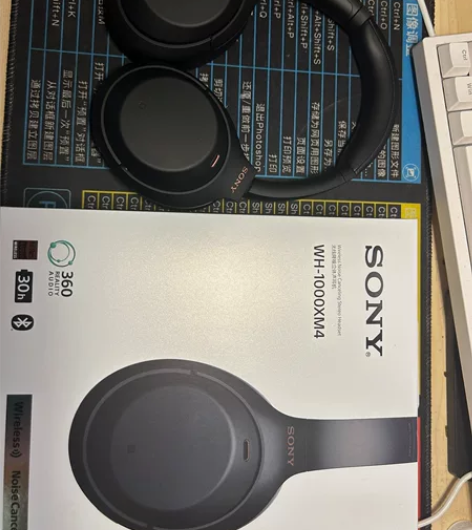 买了也才小几个月，平常都戴入耳式了 没怎么...