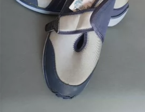 几年前朋友欧洲带回来的，尺码不合适一直放着...