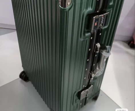 捡漏公司搞活动余下全新行李箱，铝框拉杆箱低...