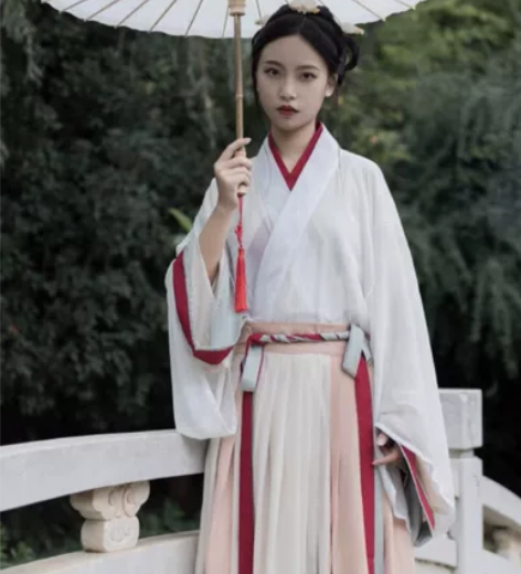 五五年家红色绣花圆领袍S码，全新带吊牌 双...