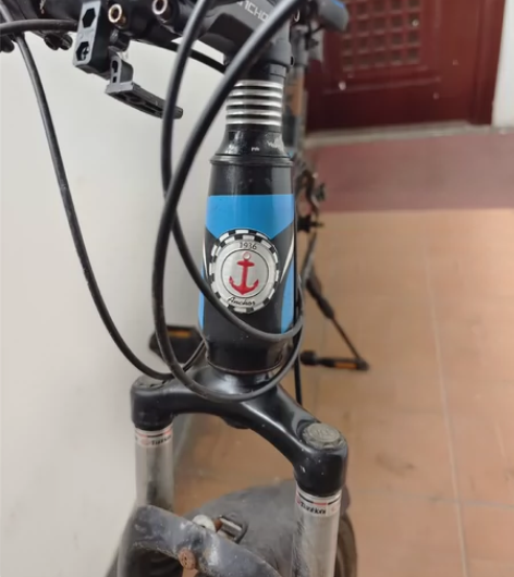 铁锚24速男士山地车。 右把手有一块金属掉...