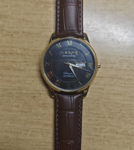 花花公子机械表，表镜有划痕 感兴趣的话点“...