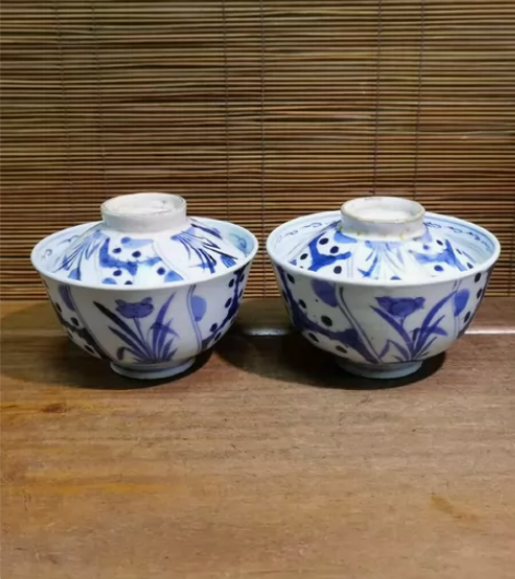 海外回流盖碗两只 回流手绘青花盖碗  皮壳...