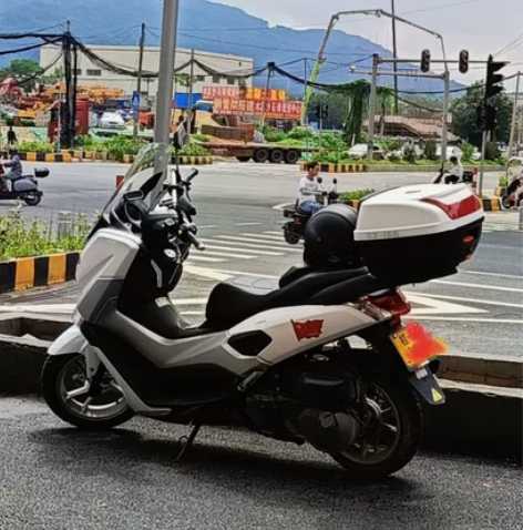 立雅摩托车4500带牌照，桂R，准新车，骑...