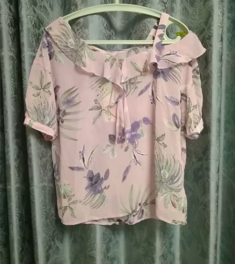 拉夏贝尔旗下拉贝缇品牌，尺码165，落肩袖...