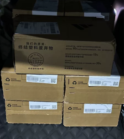 阿迪达斯帽子，官方app买的 只有黑色自己...